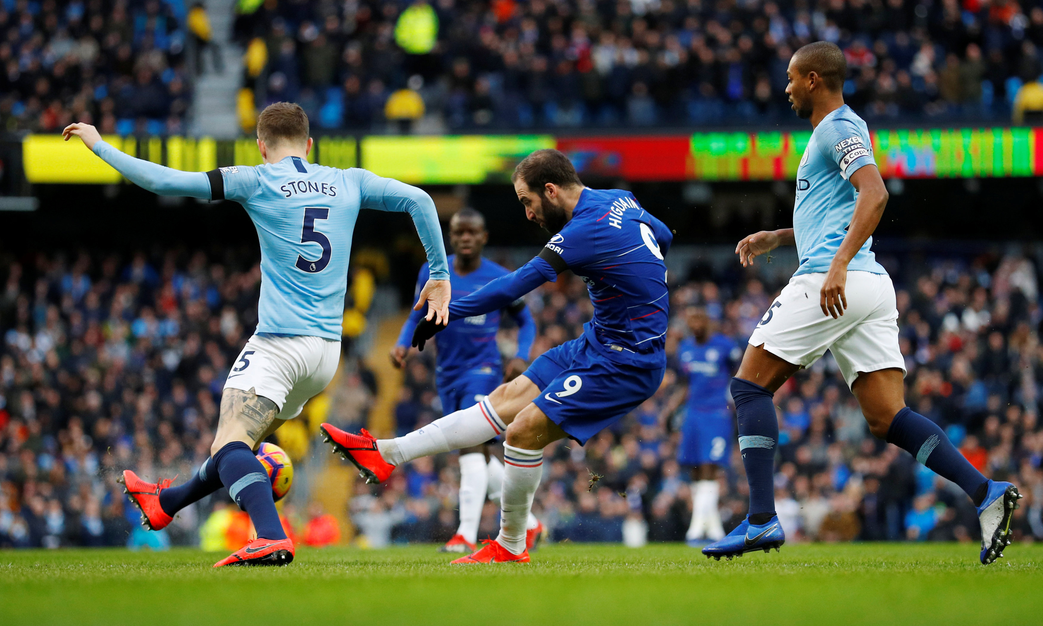 中超：上海海港主场3-2战胜长春亚泰（中超：上海海港主场3比2力克长春亚泰）