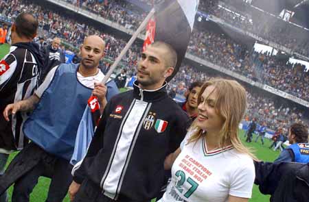 德甲半场：安塞尔米诺建功，多特蒙德暂1-0勒沃库森（半场战报：安塞尔米诺破门，多特蒙德暂以1-0领先勒沃库森）