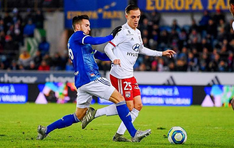 助罗马升至意甲榜首，斯维拉尔达成罗马生涯100场里程碑（斯维拉尔迎罗马第100战，助球队登顶意甲榜首）