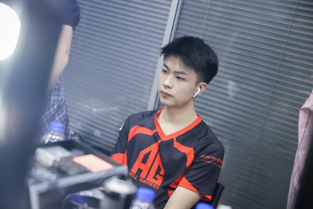 LGD Gaming 官方：成功与教练 1874 和 Chelizi 续约。