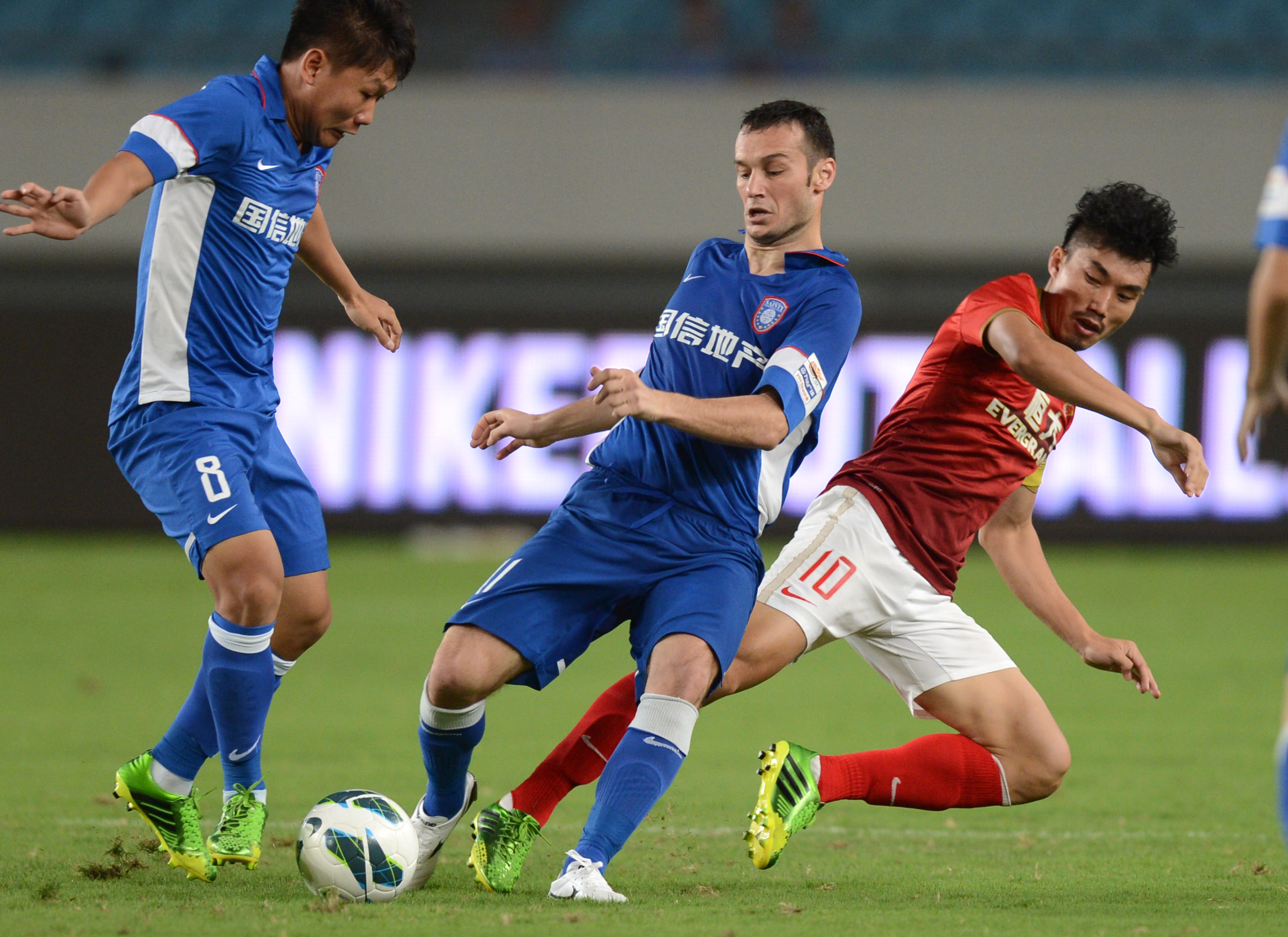 阮奇龙庆祝冲超：美好的一个赛季，一起期待2026新的挑战