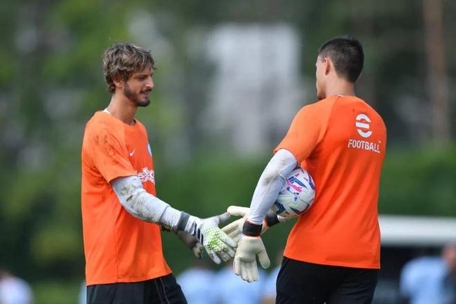 记者：申花今天下午飞赴天津，于汉超、戴伟浚等人随队出征