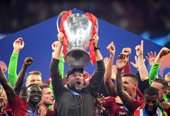 刘璇陪5岁女儿练体操，手持长棍严厉还疲惫，住300平豪宅又大又乱