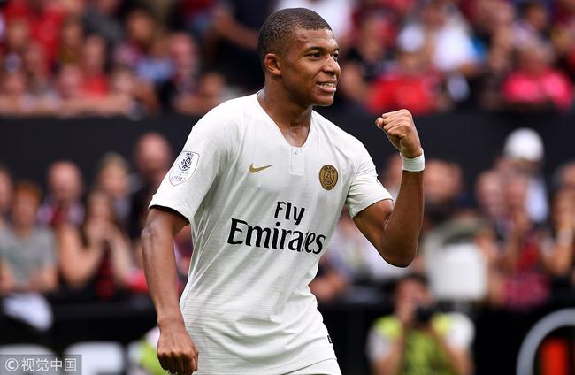 多特4-0十人黄潜，吉拉西双响，阿德耶米、斯文松建功，法比奥-席尔瓦失点