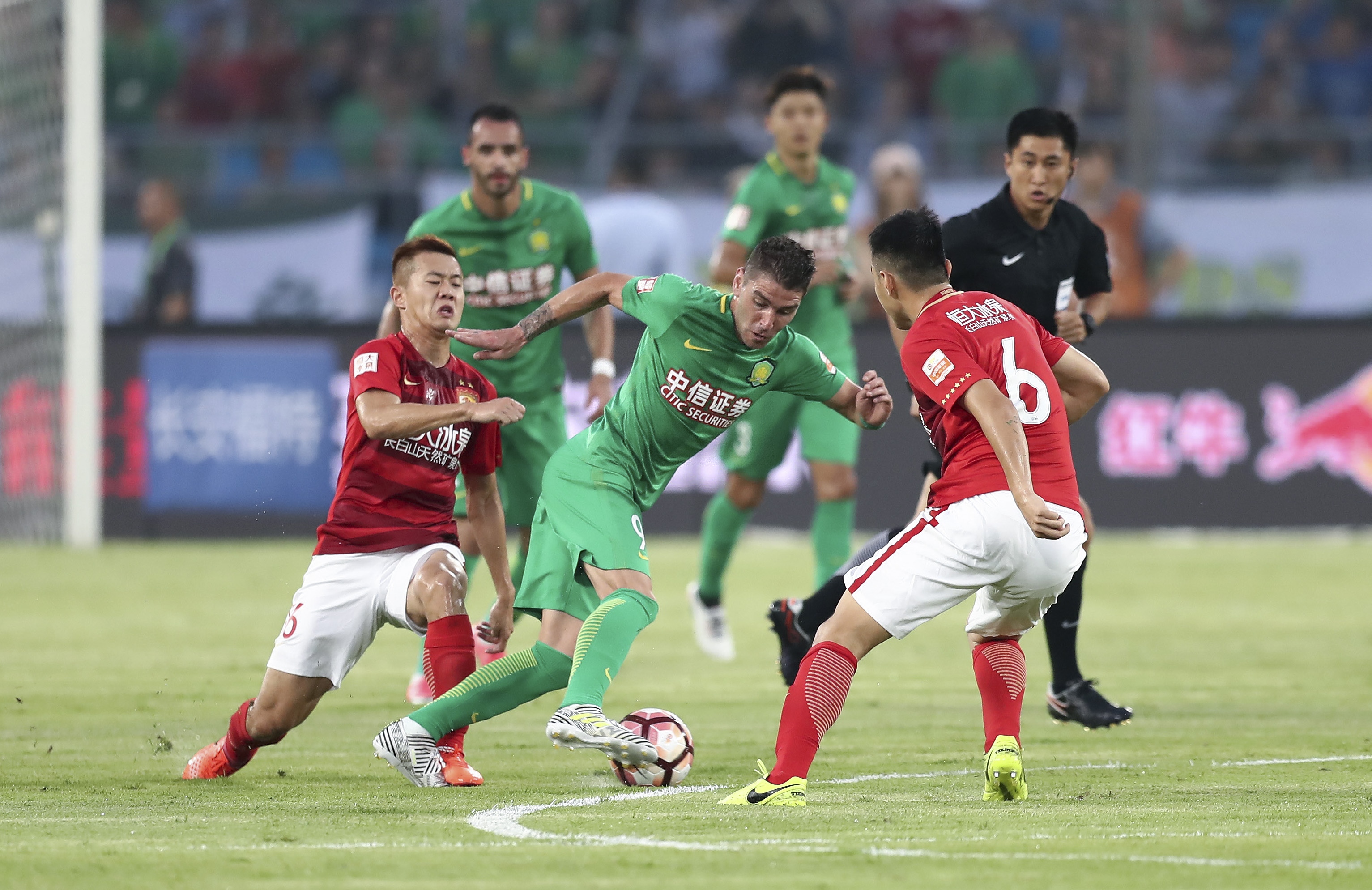 默特萨克、于大宝观战梅州U15vs浙江U15，并与小球员互动